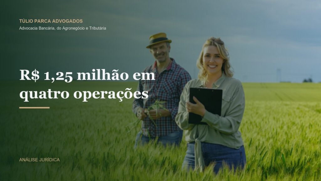 Produtor rural examinando a lavoura ao entardecer, com colheitadeira ao fundo